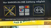 Bundesbank: Menschen zahlen seltener mit Bargeld