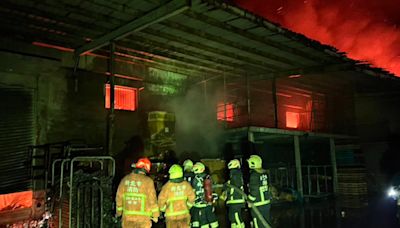 三峽印刷廠深夜大火「憂有毒空汙」 消防局：4區民眾應戴口罩