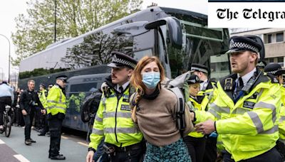 Peckham protest: Bus leaves without migrants after protesters disrupt removal