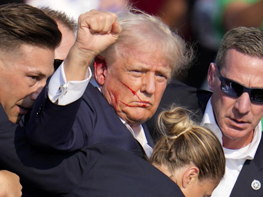 Photo of bloodied, defiant Trump takes on patriotic meaning - Times of India