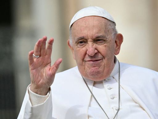 El papa Francisco dice que sus críticos conservadores en la Iglesia tienen una "actitud suicida"