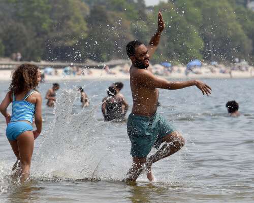 Visitors flock to East Lyme beach in spite of bacteria concerns