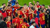 'Carrusel Deportivo' se cuela en la celebración de los jugadores tras ganar la Eurocopa: "Nadie daba un duro por nosotros"