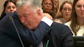 Video: Alec Baldwin lloró tras conocer la sentencia de su juicio por la muerte de la fotógrafa | Mundo