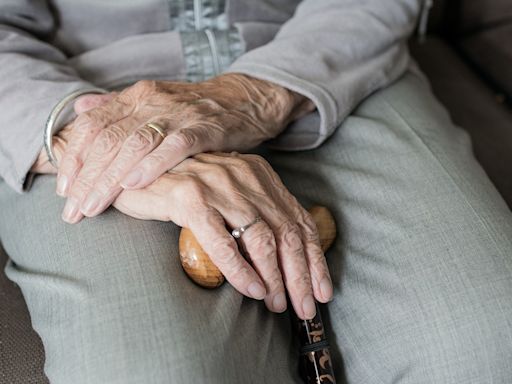 曾以為生活簡單，靠退休金養老就好...76歲醫生看到90歲老母每月6萬元看護費：不敢斷言錢夠用