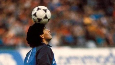 Diego Maradona, al ritmo de Live is Life: la entrada en calor más famosa de la historia