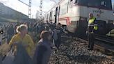 Desmayos y pasajeros andando por las vías del tren en los alrededores de Atocha tras una incidencia en Cercanías Madrid
