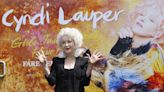 Cyndi Lauper pone sus huellas en el Paseo de la Fama de Hollywood acompañada de Cher