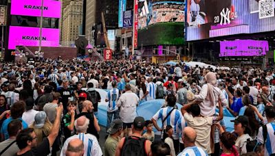 Videos: los hinchas argentinos hicieron un banderazo en Times Square en la previa al partido contra Chile | + Deportes