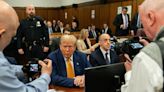 Trump se mantiene tranquilo y en silencio en el Tribunal para evitar otra multa por desacato - La Opinión
