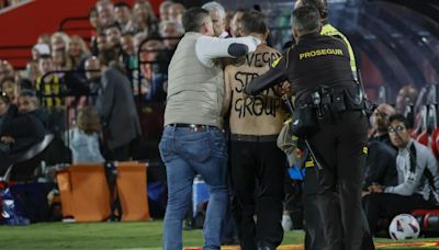 Un espontáneo semidesnudo interrumpió el Mallorca-Atlético