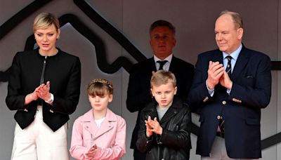 Albert décoré à l’Elysée par Emmanuel Macron sous les yeux de Charlène et les enfants