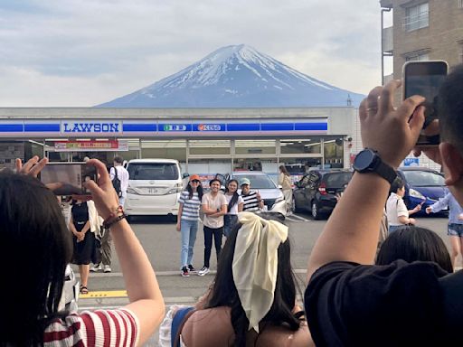 富士山絕美打卡景點要掰了！ 當地設置黑布遮擋 估數日內完工