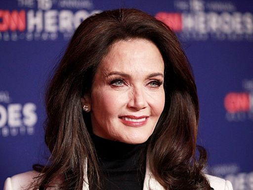 Lynda Carter, 72, is radiant with a bold beauty look at special political event with Barack Obama