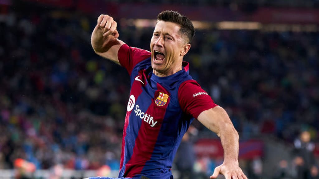 Barcelona 4-2 Valencia: Robert Lewandowski scores hat-trick