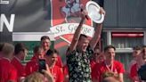 Un árbitro de la 4ª división de Países Bajos sancionado de por vida tras celebrar un título con un equipo al que benefició