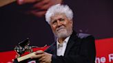 Pedro Almodóvar triunfa con el León de Oro del festival de Venecia por ‘La habitación de al lado’