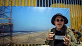 Artista de EEUU coloca una foto monumental en el muro con México para "borrar" la frontera