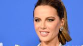 Kate Beckinsale Just Flashed Her Washboard Abs In The Cutest IG Pic With Her Cat