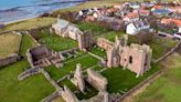 La isla sagrada de Inglaterra que tiene las ruinas de un monasterio del siglo XII, un imponente castillo y una reserva natural