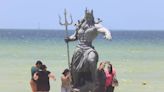 ¿Ya es de la familia? Turistas se toman fotos con el Poseidón de Progreso a horas de Beryl