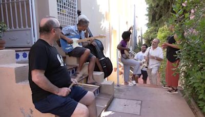 Un oasis musical en Granada: la calle en la que casi todos los vecinos tocan algún instrumento