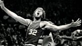 Basketball legend Bill Walton dead at 71