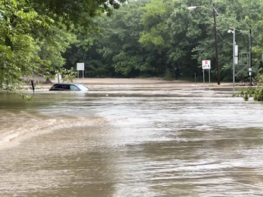 Flash flooding leads to high water rescue, crashes in Dallas