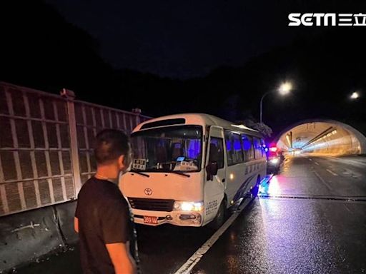 快訊／失控打滑！康橋校車又傳事故 文山隧道撞山壁2學生傷