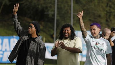 El cantante Blessd y Ronaldinho sacudirán Medellín uniendo música y fútbol en un festival