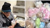 Ancianito deportado y sin familia intercambia peluches por comida en Tijuana