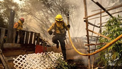 A tanker plane crash has killed a firefighting pilot in Oregon as Western wildfires spread