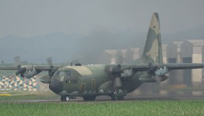 影／模擬敵軍砲火攻擊！空軍C-130H運輸機華麗飛行