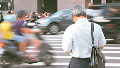 頂大教授自我催眠「頂級社畜」 健檢一堆紅字享受過勞