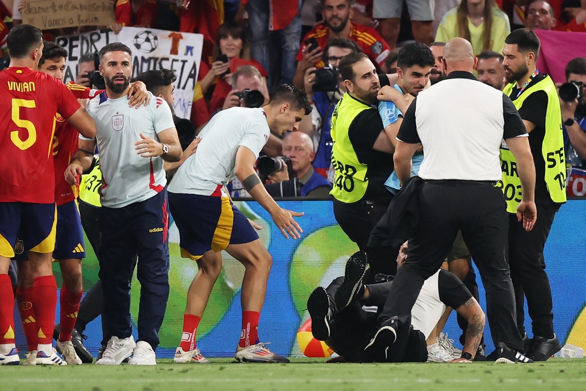 Spain coach Luis de la Fuente gives update after photographer falls on Alvaro Morata’s knee