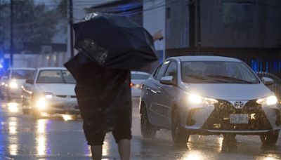 Samuel García celebra la “bendita lluvia” en el Nuevo León; usuarios de redes difunden VIDEOS de autos arrastrados por el agua