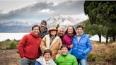 Cuatro matrimonios conviven en un pueblito patagónico y crearon un emprendimiento turístico