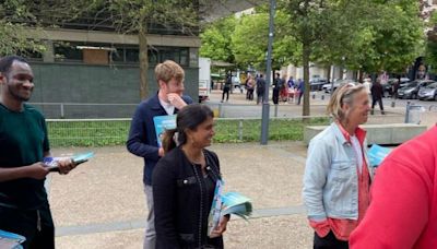 Atacan a la portavoz del Gobierno de Francia cuando realizaba una pegada de carteles