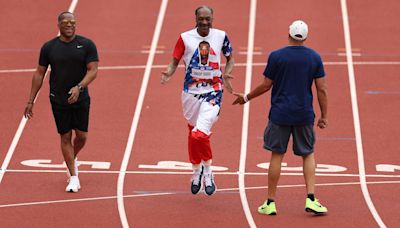 Snoop Dogg corre la prueba olímpica de los 200 metros con USA