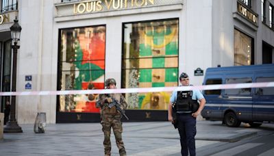 法國巴黎持刀襲擊案1警受傷 疑犯遭擊斃