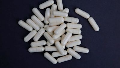 Las oscuras prácticas de los gigantes farmacéuticos para que los pacientes paguen más por los medicamentos con receta
