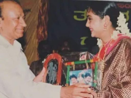Actress Shruti Krishna Shares Old Pic Of Dr Rajkumar Honouring Her For Thavarina Thottilu - News18