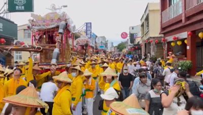 3年一科小琉球迎王祭 東琉線候船室擠滿人潮