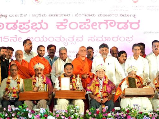 Kempe Gowda Jayanthi: Vokkaliga seer publicly asks Siddaramaiah to give up CM’s post to D.K. Shivakumar