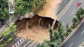 VÍDEO: onda de água e areia abre buraco enorme em rodovia na China