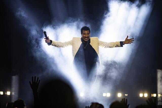 Review: Lionel Richie revisits classic 1980s hits in Pittsburgh concert