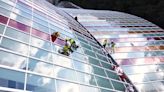 Estação ferroviária de Liège colorida por Daniel Buren