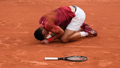 Djokovic dice que salió bien de cirugía en rodilla y espera volver pronto