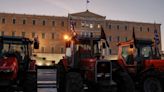 Los agricultores griegos se suman a la protesta de tractores frente al Parlamento por segundo día