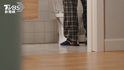 尿尿甩不乾淨！台中男夜頻跑廁所原因害羞了 50歲以上成高風險